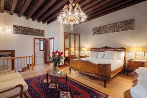 럭셔리 스위트, 운하 전망 | 미니바, 객실 내 금고, 책상, 암막 커튼