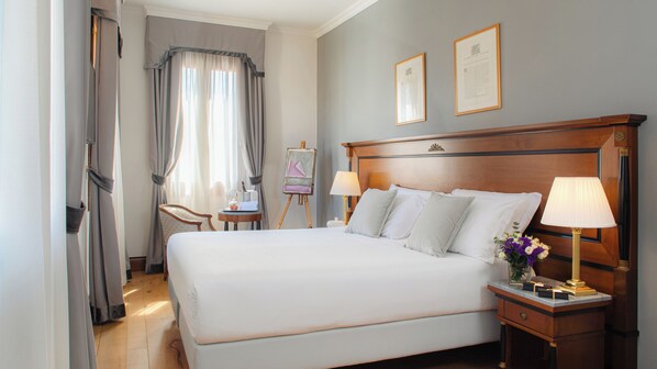 Quarto casal luxo | 1 quarto, frigobar, cofres nos quartos, escrivaninha