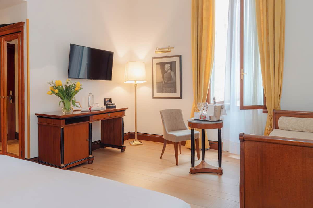 Junior-suite | 1 soveværelse, minibar, pengeskab på værelset, skrivebord