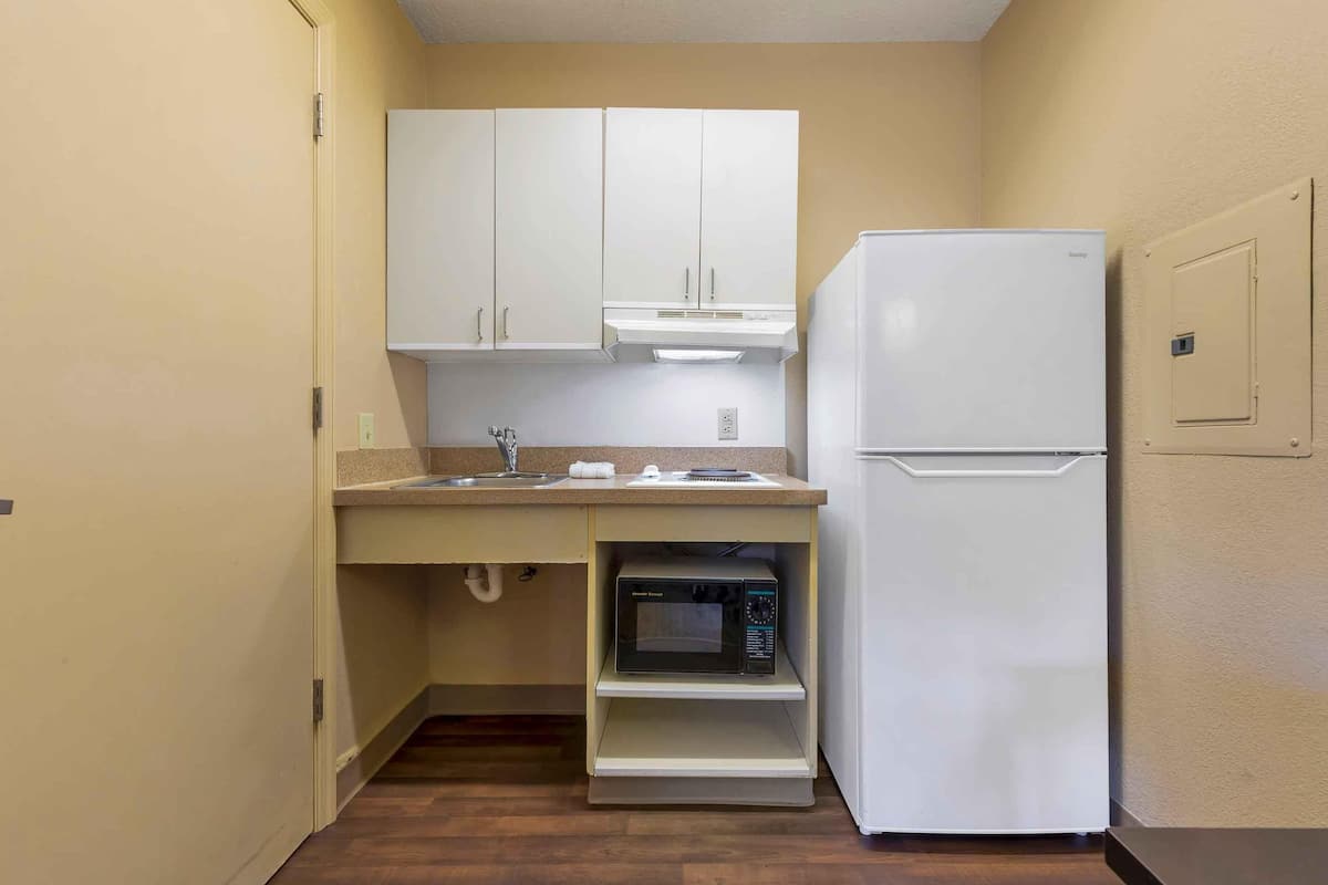 studio, 1 queen bed, accessible, non smoking | private kitchen | fridge, microwave, stovetop, coffee/tea maker