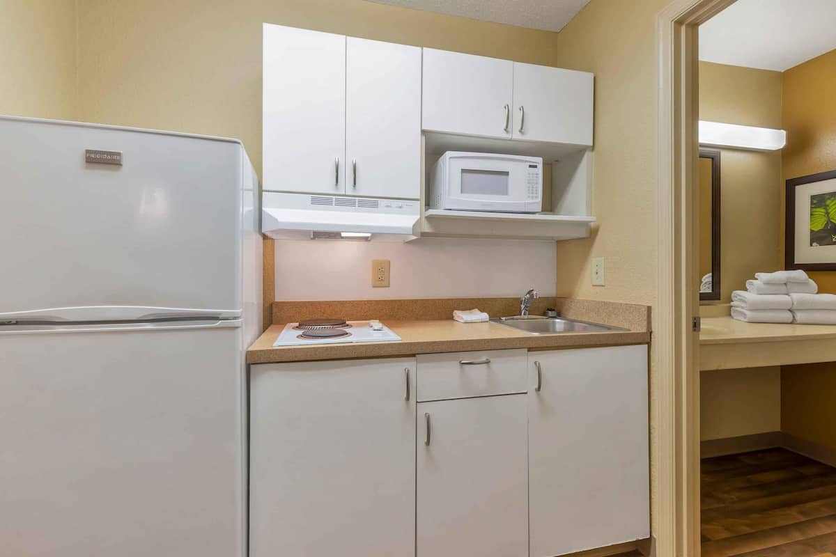 studio, 1 queen bed, non smoking | private kitchen | fridge, microwave, stovetop, coffee/tea maker