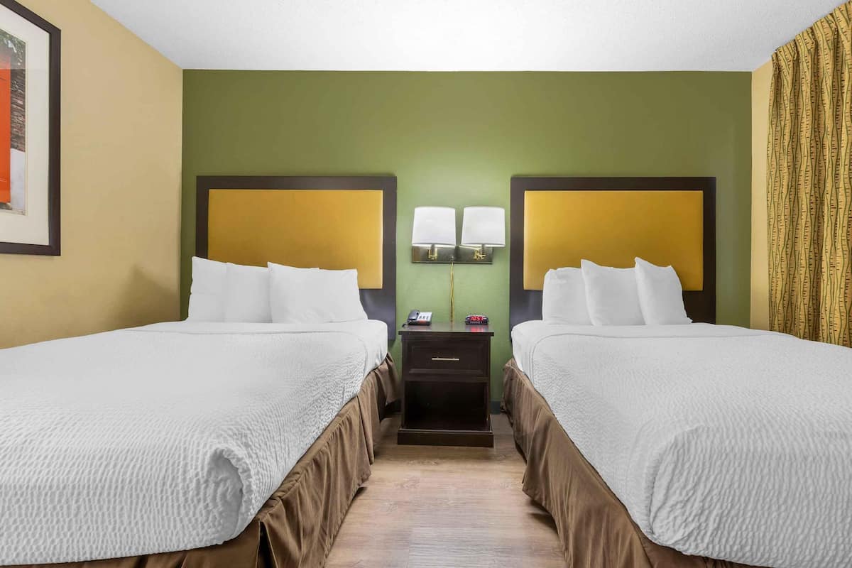 studio, 2 double beds, non smoking | desk, iron/ironing board, free wifi, bed sheets