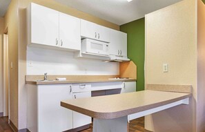 Studio, 1 Queen Bed, Non Smoking | Desk, free WiFi, bed sheets