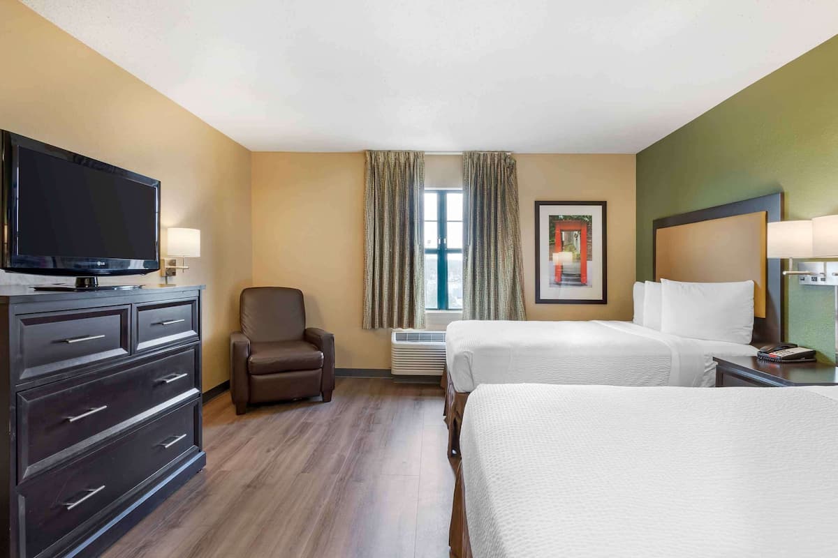 studio, 2 double beds, non smoking | desk, free wifi, bed sheets