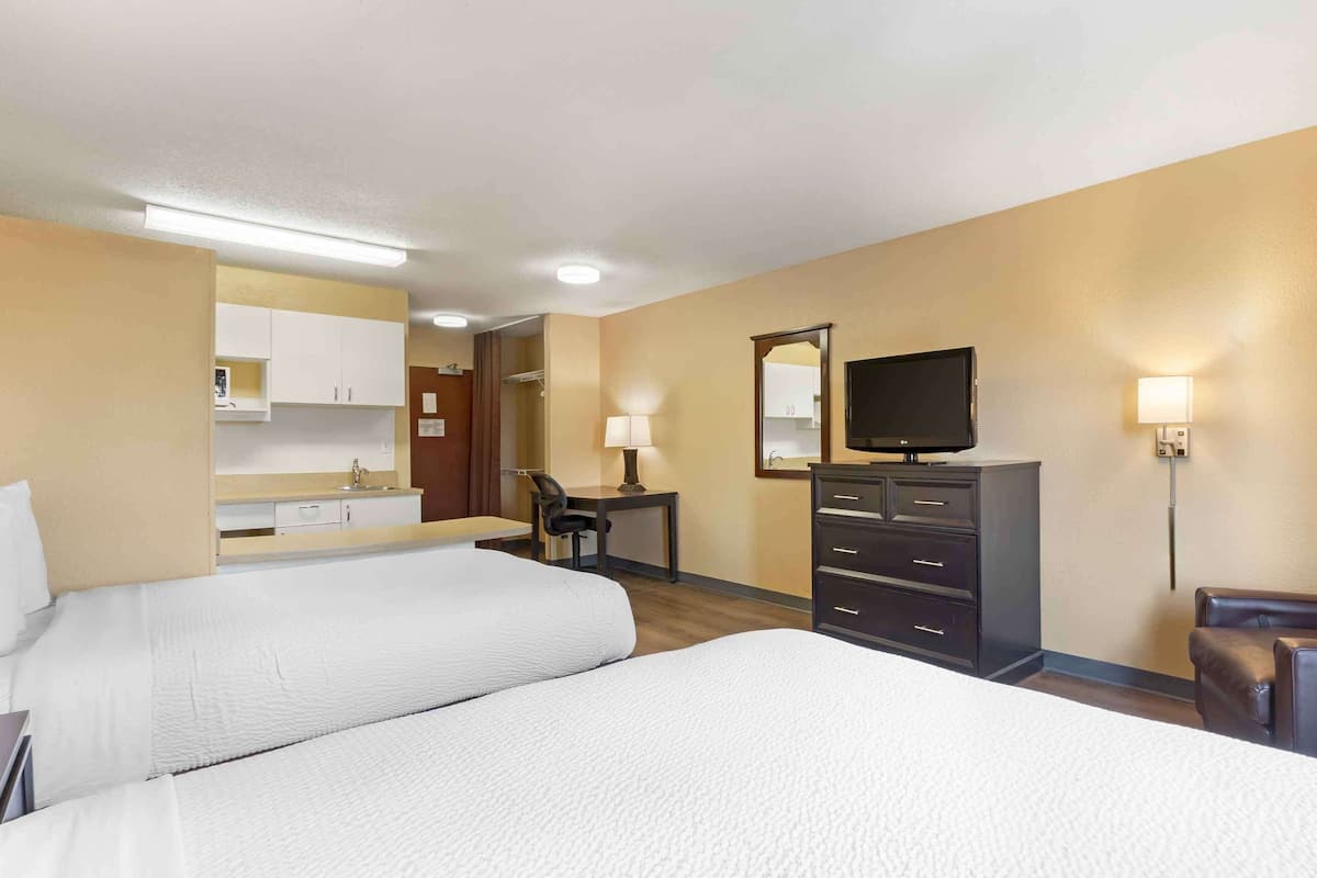 studio, 2 double beds, non smoking | desk, free wifi, bed sheets