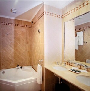 Baignoire relaxante profonde, articles de toilette gratuits
