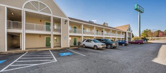 HomeTowne Studios by Red Roof Spartanburg - Asheville Highway