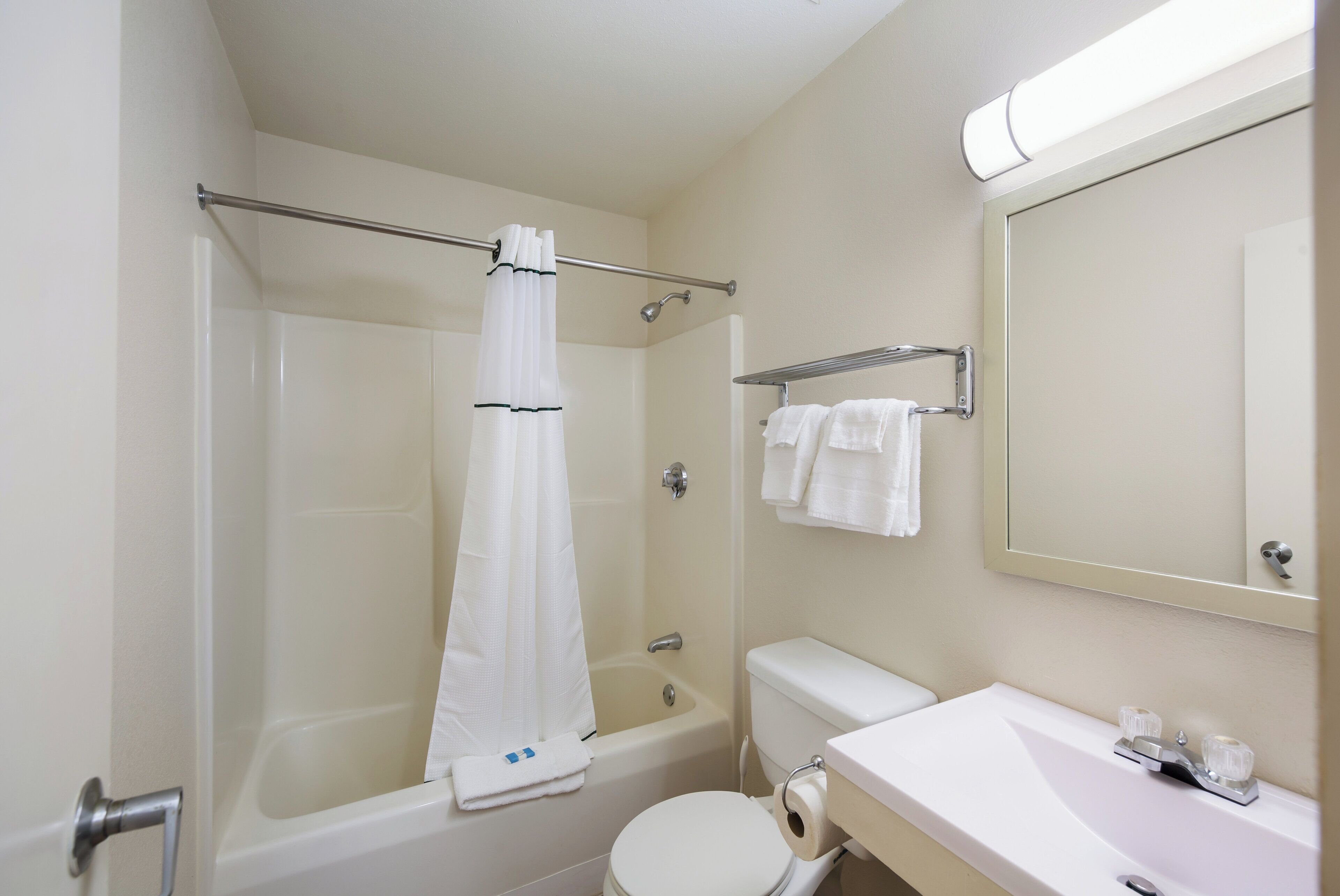Une salle de bain équipée d’une baignoire, de toilettes, d’un lavabo et d’un porte-serviettes.