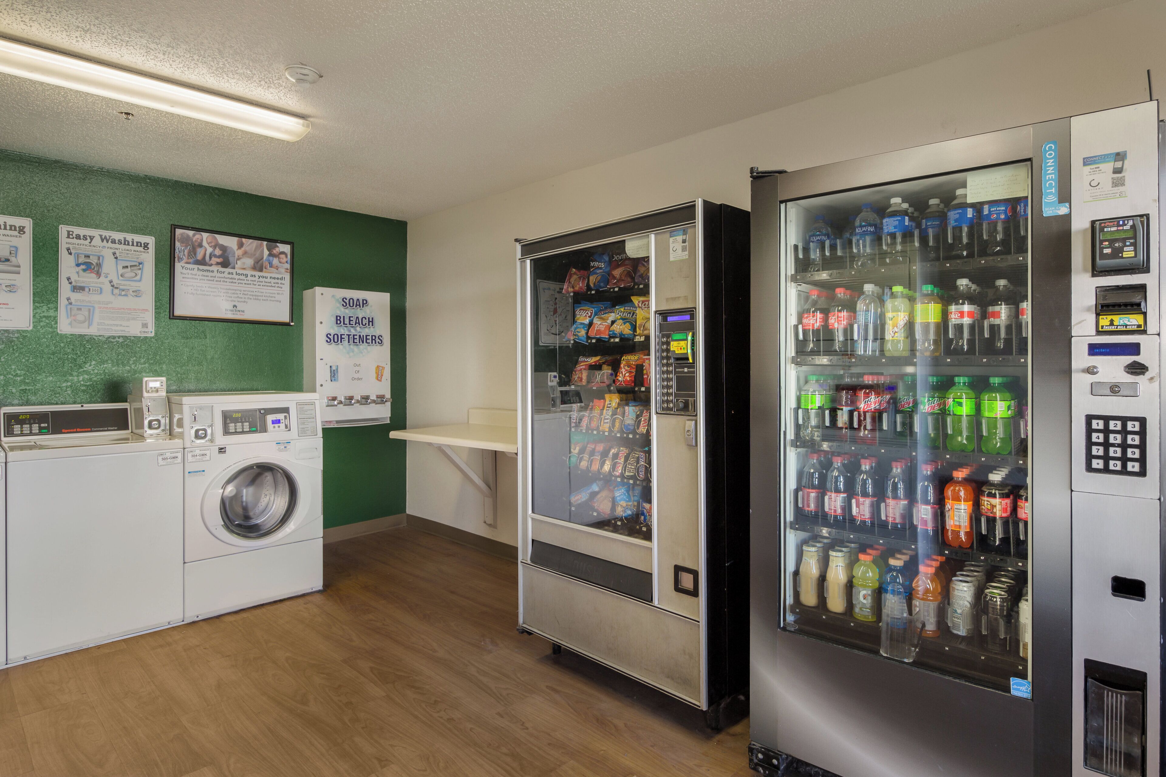 Een wasserette met wasmachines en een automaat.