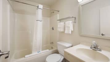 Studio, 2 Twin Beds, Non Smoking | Bathroom | Combined shower/tub, towels
