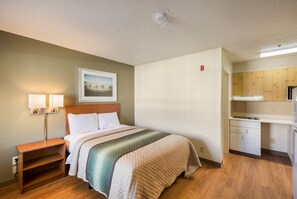 Desk, free WiFi, bed sheets - HomeTowne Studios by Red Roof Spartanburg - Asheville Highway (Spartanburg)