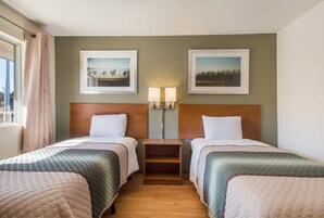 Escritorio, wifi gratis y ropa de cama 