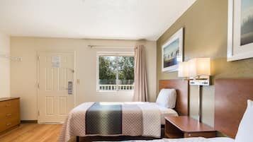 Studio, 2 Twin Beds, Non Smoking | Desk, free WiFi, bed sheets