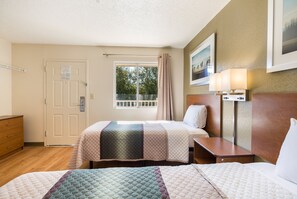 Escritorio, wifi gratis y ropa de cama 