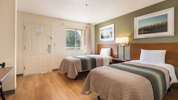 Studio, 2 Twin Beds, Non Smoking | Desk, WiFi (free), bed sheets