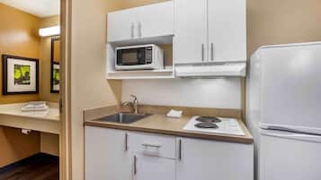 Studio, 1 Queen Bed, Non Smoking | Private kitchen