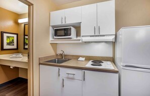 Estudio, 1 cama Queen size, para no fumadores | Cocina privada | Refrigerador, microondas, parrilla de estufa y cafetera y tetera 