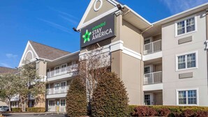 A multi-story hotel with a sign reading "extended STAY AMERICA". - Extended Stay America Suites Nashville Brentwood South (Brentwood)