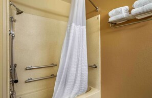 Combined shower/tub, free toiletries, hair dryer, towels