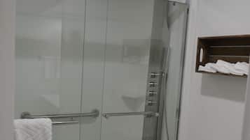 Ducha, secador de pelo, toallas