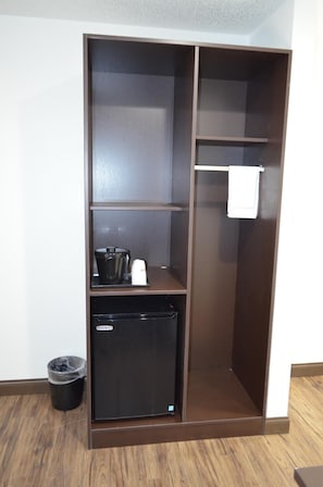 Desk, laptop workspace, free WiFi, bed sheets