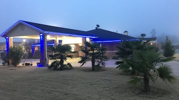 Fachada de la propiedad por la tarde o noche