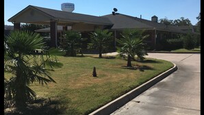 A building with a sign reading "HARDIN WELCOME TO HOME". - Redwood Inn and Suites (White Hall)