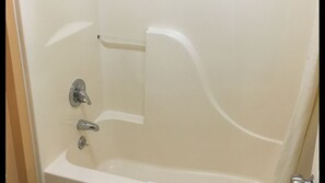 Combined shower/bathtub, free toiletries, towels