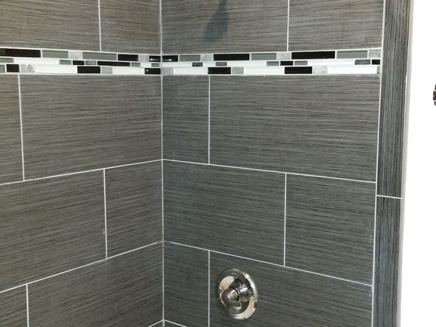 Ensemble douche/baignoire, articles de toilette gratuits, sèche-cheveux