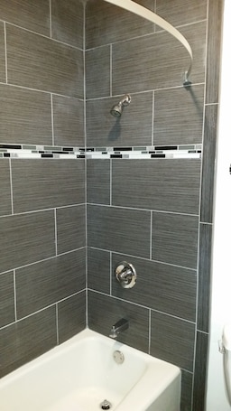 Combined shower/bathtub, free toiletries, hair dryer, towels. Rodeway Inn Alameda-Oakland