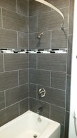 Combined shower/tub, free toiletries, hair dryer, towels