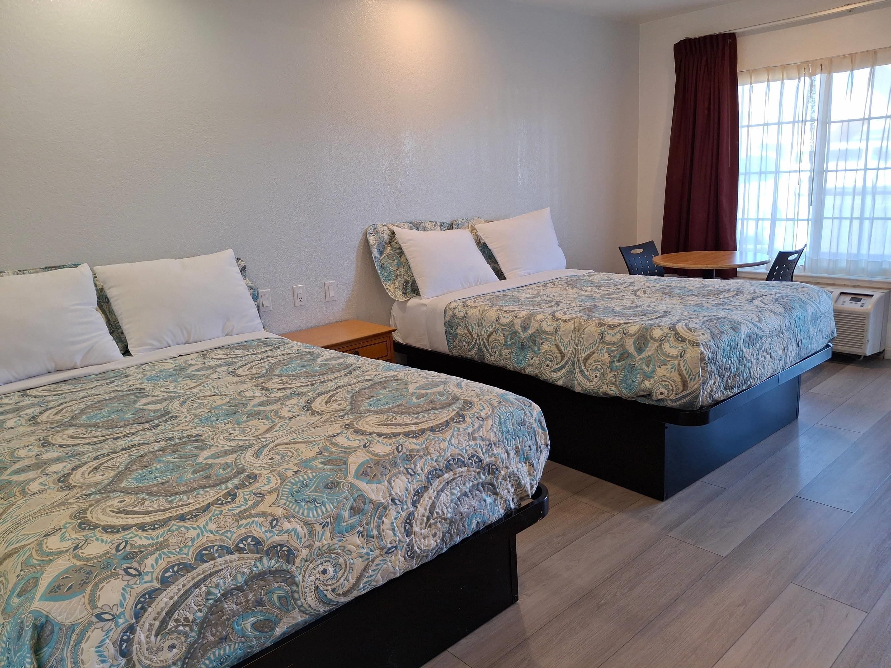 办公桌、笔记本电脑工作区、熨斗/熨板、折叠床/加床（额外收费）