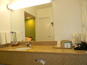 Combined shower/bathtub, free toiletries, hair dryer, towels