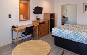 Desk, laptop workspace, iron/ironing board (on request) - Rodeway Inn Alameda-Oakland (Alameda)
