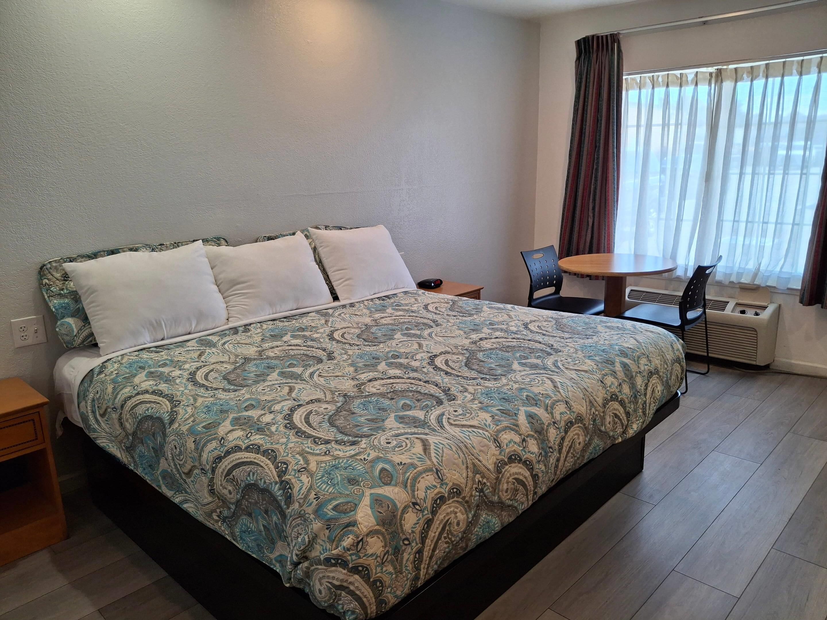 Een bureau, een laptopwerkplek, een strijkplank/strijkijzer