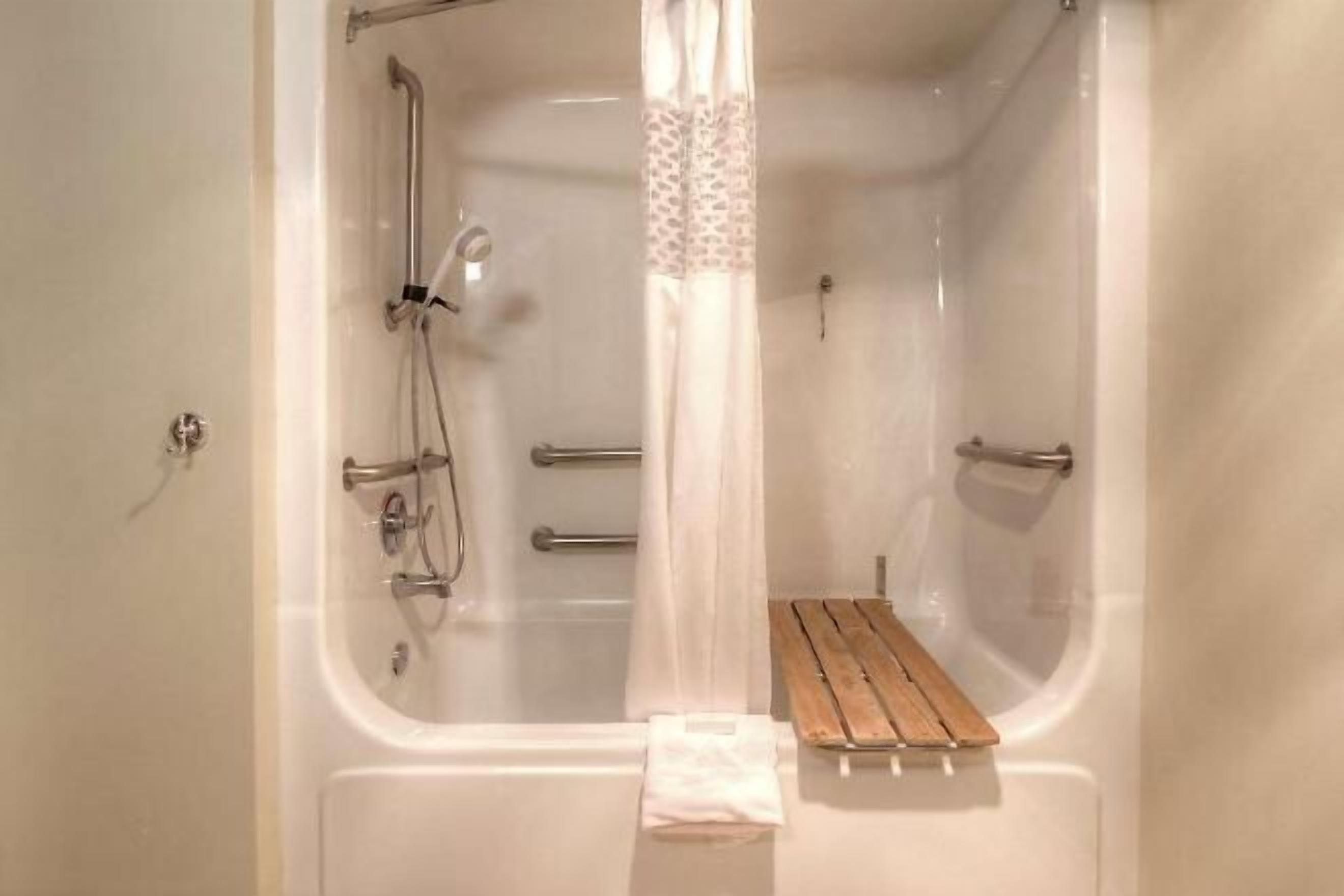 Regadera, amenidades de baño gratuitas, secadora de cabello, toallas 