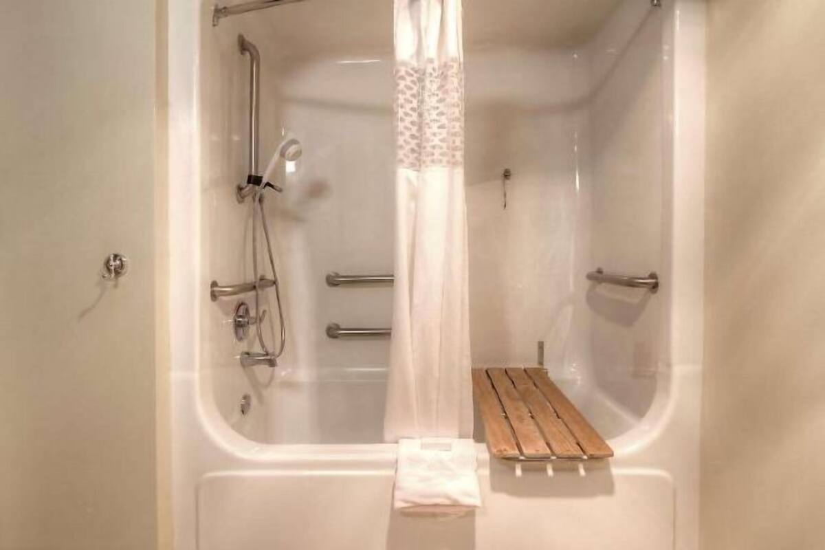 Chuveiro, produtos de toalete grátis, secador de cabelo