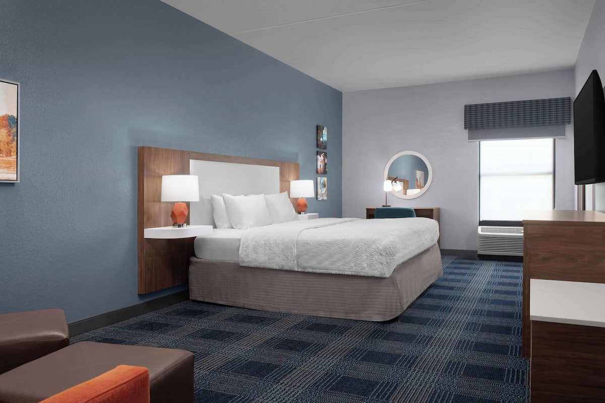 room, 1 king bed, non smoking | in-room safe, desk, free rollaway beds, free wifi