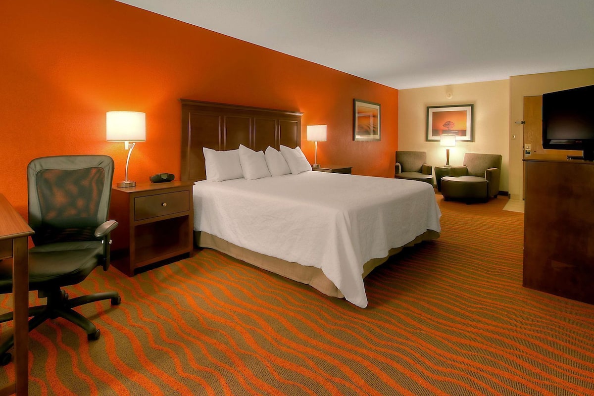 In-room safe, desk, free rollaway beds, Internet