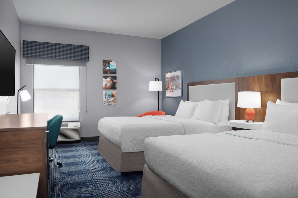 Een kluis op de kamer, een bureau, gratis extra bedden, snel internet