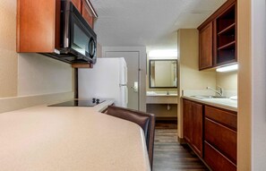 Estudio, 1 cama King size, para no fumadores | Cocina privada | Refrigerador, microondas y parrilla de estufa 