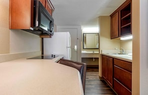 Estudio, 1 cama King size, para no fumadores | Cocina privada | Refrigerador, microondas y parrilla de estufa
