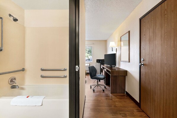 Desk, rollaway beds, free WiFi, bed sheets - Super 8 by Wyndham Waco University Area (Waco)