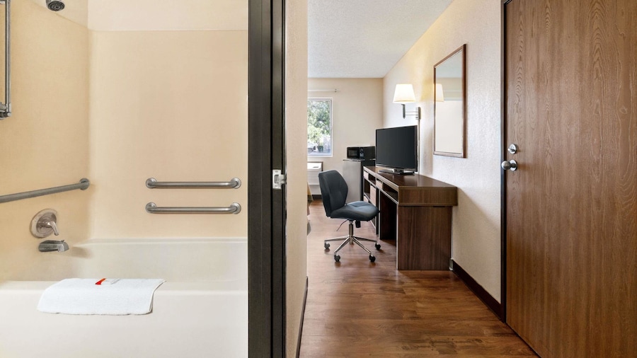 Super 8 by Wyndham Waco University Area