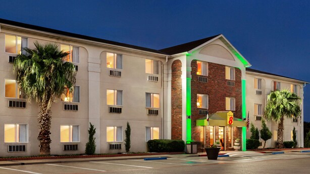 Un hotel con facciata in mattoni, diverse finestre e un cartello che indica che si tratta di un Holiday Inn Express.