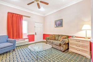 Deluxe Studio Suite, 1 King Bed, Non Smoking | Room amenity