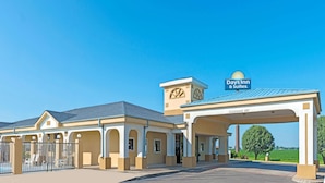Ein Days Inn & Suites Gebäude vor blauem Himmel.
