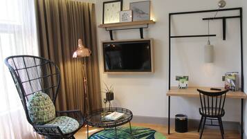 Escritorio, tabla de planchar con plancha, wifi gratis y ropa de cama