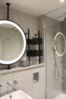Executive dubbelrum | Badrum | Badkar/dusch, gratis toalettartiklar, hårtork och handdukar