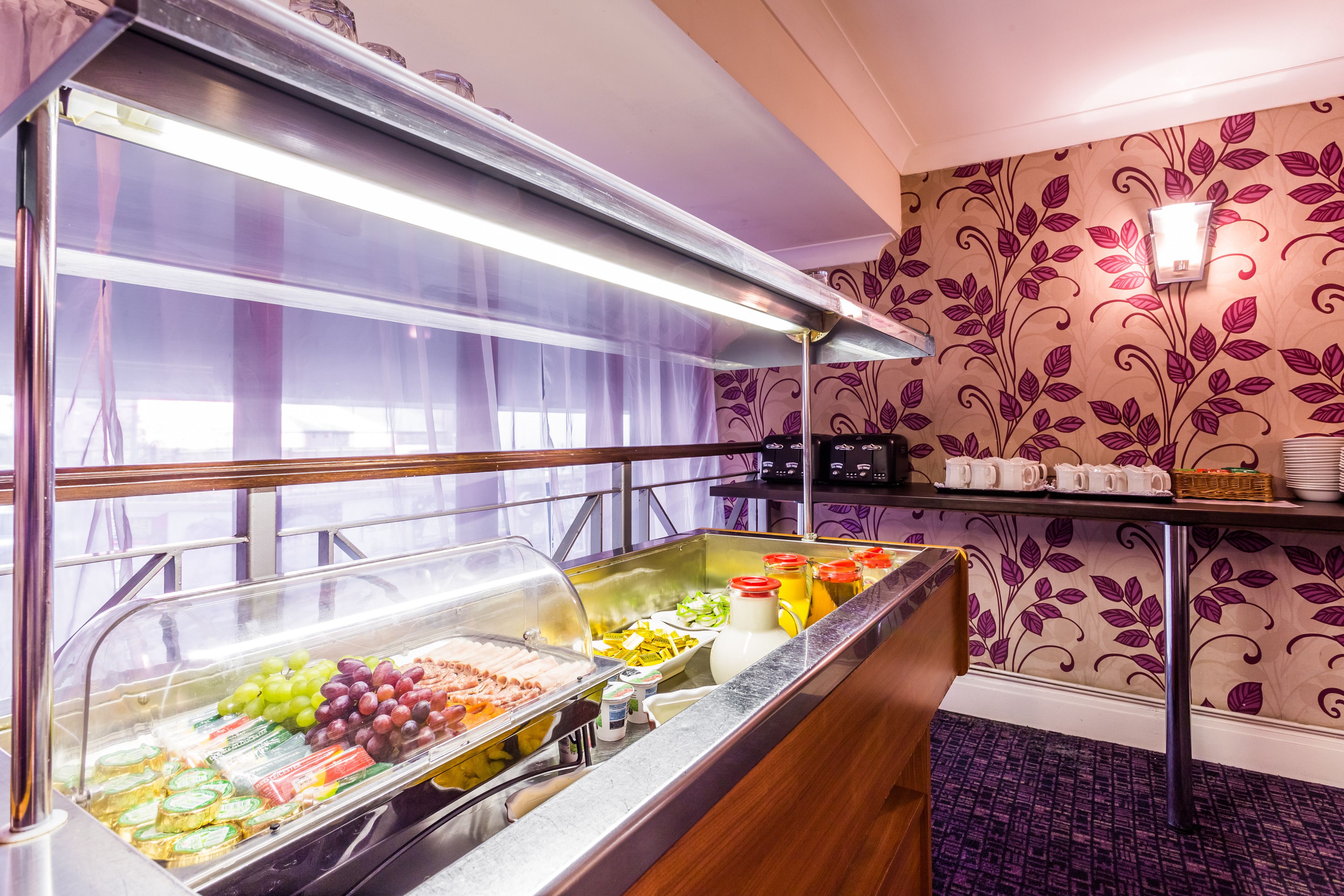 فطور إنجليزي يوميًا بتكلفة قدرها (11.95 GBP للشخص)